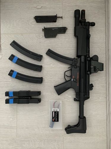 More information about "Mp5 + 6 mags and extras"