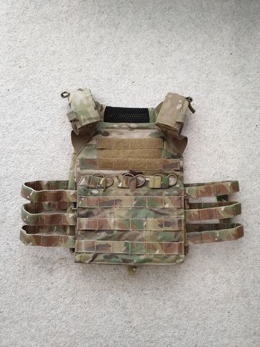 More information about "Various items for sale - Crye, Safariland, Blue force gear"
