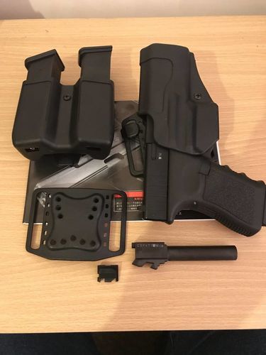 More information about "KSC Glock 19 with mags, holster, mag pouch and spares."