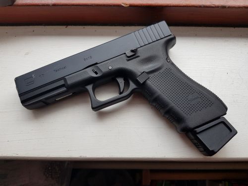 More information about "WE G17 + 2 mags and extras"