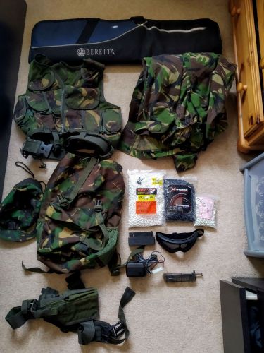 More information about "Kit clearout inc clothing, BBs, goggles, holster"