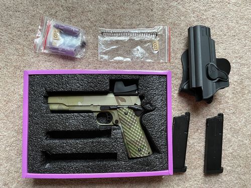 More information about "Raven MEU 1911 Camo with red dot and 2 mags"