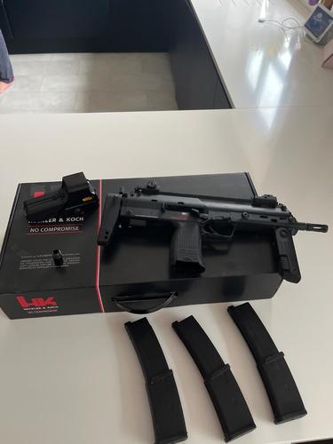 More information about "GBB VFC MP7 w/ 3 magazines, a holosight and a thread adapter (12mm to 14mm)"