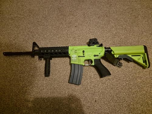 More information about "Combat Machine CM16 + 8no. mid caps + 2no. batteries + charger + speed loader + 8fields carrying bag"