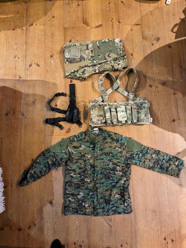 More information about "Various good quality kit, rigs, holster, Gillie suit"